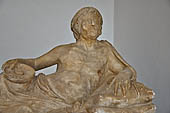 Volterra. La grandiosa serie di urne cinerarie del Museo Etrusco Guarnacci. 
